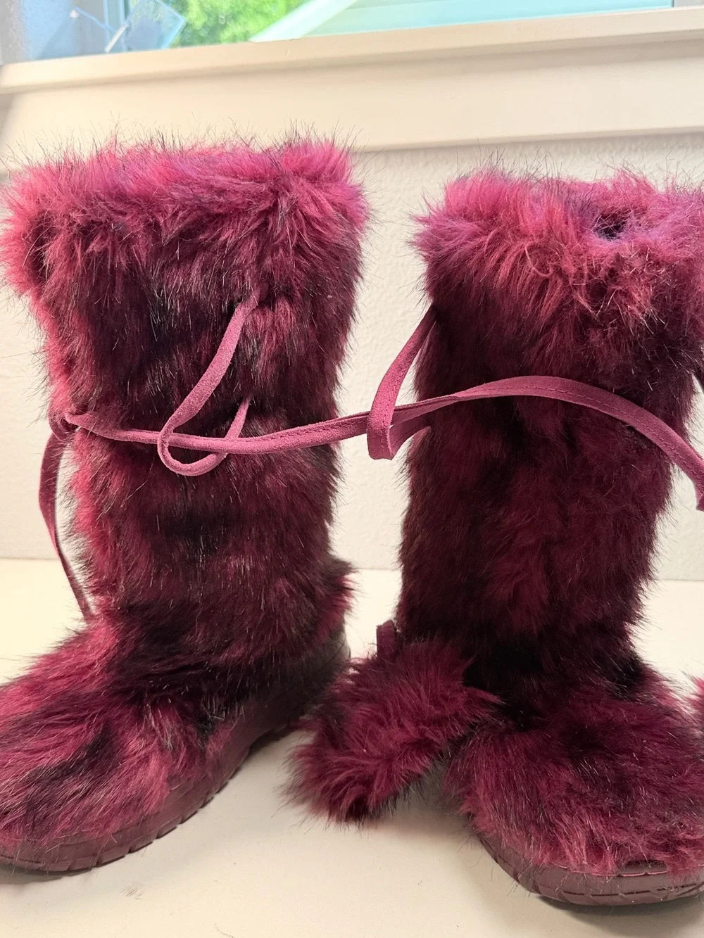 Colin Stuart Deep Burgundy Faux Fur Pom Pom Winter Boots Women’s Size 7 Y2K